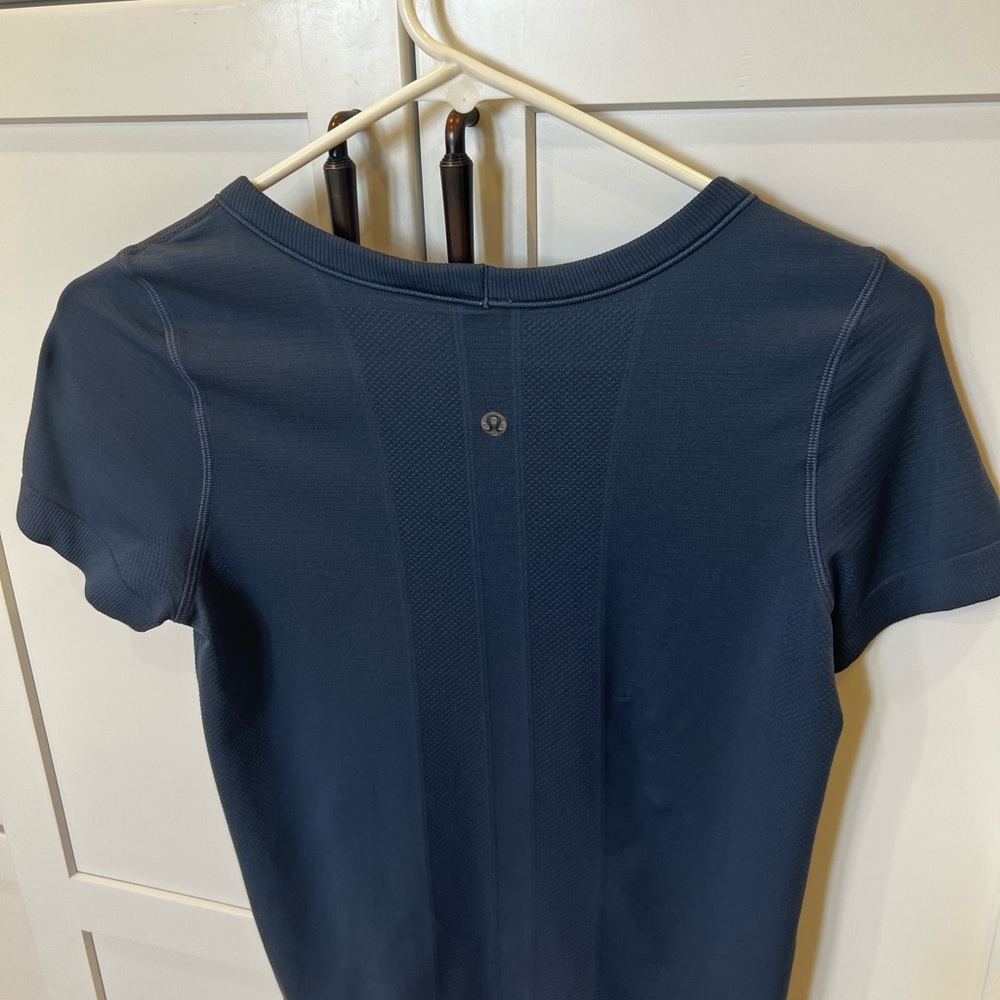 Lululemon Swiftly Tech Short-Sleeve Shirt 2.0
Race Length Blue size Small